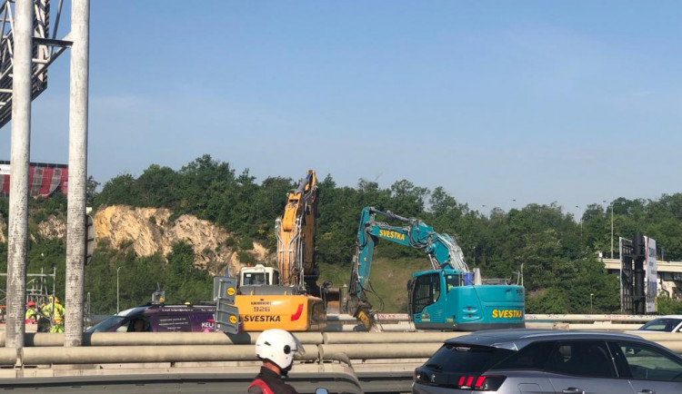 Opravy Barrandovského mostu pokračují. Dělníci začali bourat nájezd ze Strakonické