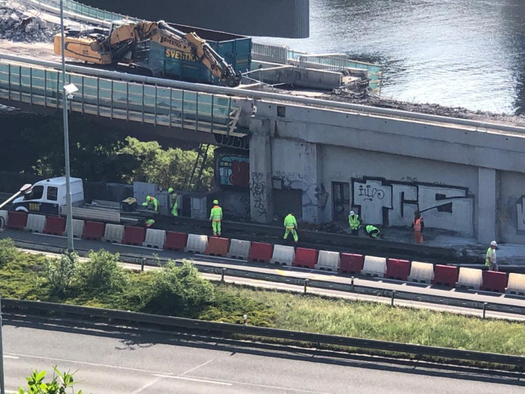 Opravy Barrandovského mostu pokračují. Dělníci začali bourat nájezd ze Strakonické