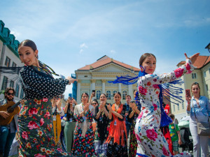 FOTOGALERIE: Centrem Prahy prošel průvod stovek Romů. Podívejte se