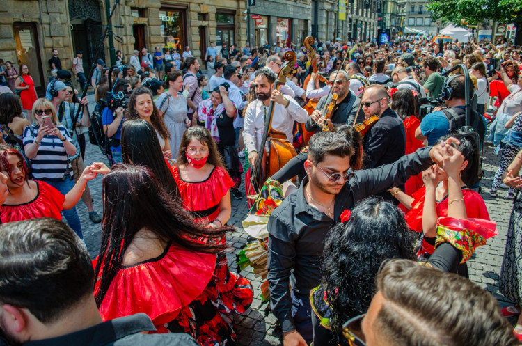 FOTOGALERIE: Centrem Prahy prošel průvod stovek Romů. Podívejte se