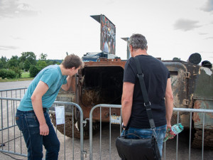 FOTOGALERIE: V Praze je ruská technika z války na Ukrajině. Lidé po ní skákali, teď ji chrání ploty