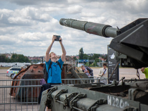 FOTOGALERIE: V Praze je ruská technika z války na Ukrajině. Lidé po ní skákali, teď ji chrání ploty