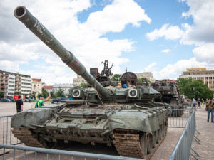 FOTOGALERIE: V Praze je ruská technika z války na Ukrajině. Lidé po ní skákali, teď ji chrání ploty
