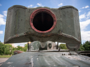 FOTOGALERIE: V Praze je ruská technika z války na Ukrajině. Lidé po ní skákali, teď ji chrání ploty