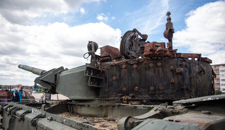 FOTOGALERIE: V Praze je ruská technika z války na Ukrajině. Lidé po ní skákali, teď ji chrání ploty