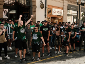 FOTOGALERIE: Centrum Prahy obsadili řečtí fanoušci, míří na večerní zápas se Slavií