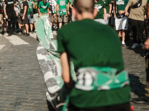 FOTOGALERIE: Centrum Prahy obsadili řečtí fanoušci, míří na večerní zápas se Slavií