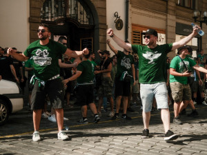 FOTOGALERIE: Centrum Prahy obsadili řečtí fanoušci, míří na večerní zápas se Slavií