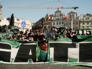 FOTOGALERIE: Centrum Prahy obsadili řečtí fanoušci, míří na večerní zápas se Slavií