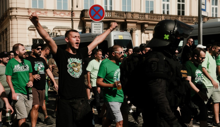 FOTOGALERIE: Centrum Prahy obsadili řečtí fanoušci, míří na večerní zápas se Slavií