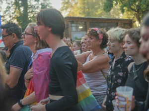 FOTOGALERIE: Praha září duhou. Proběhlo slavnostní zahájení Prague Pride