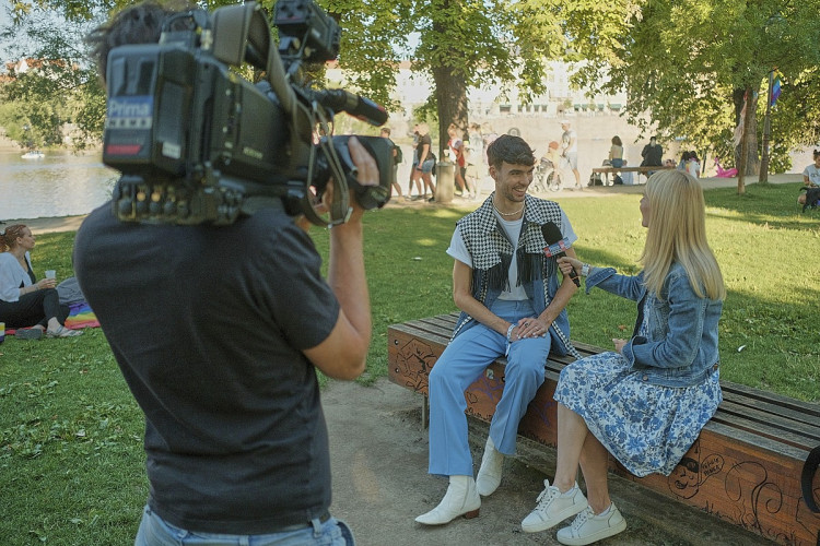 FOTOGALERIE: Praha září duhou. Proběhlo slavnostní zahájení Prague Pride