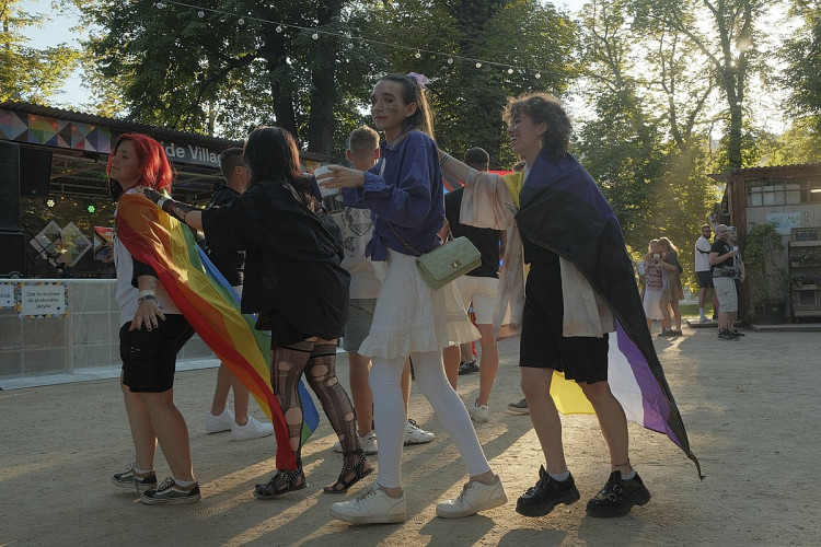 FOTOGALERIE: Praha září duhou. Proběhlo slavnostní zahájení Prague Pride