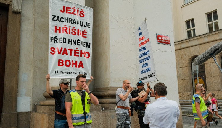 FOTOGALERIE: Duhový průvod prošel Prahou. Podívejte se na ty nejlepší momentky