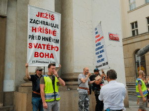 FOTOGALERIE: Duhový průvod prošel Prahou. Podívejte se na ty nejlepší momentky