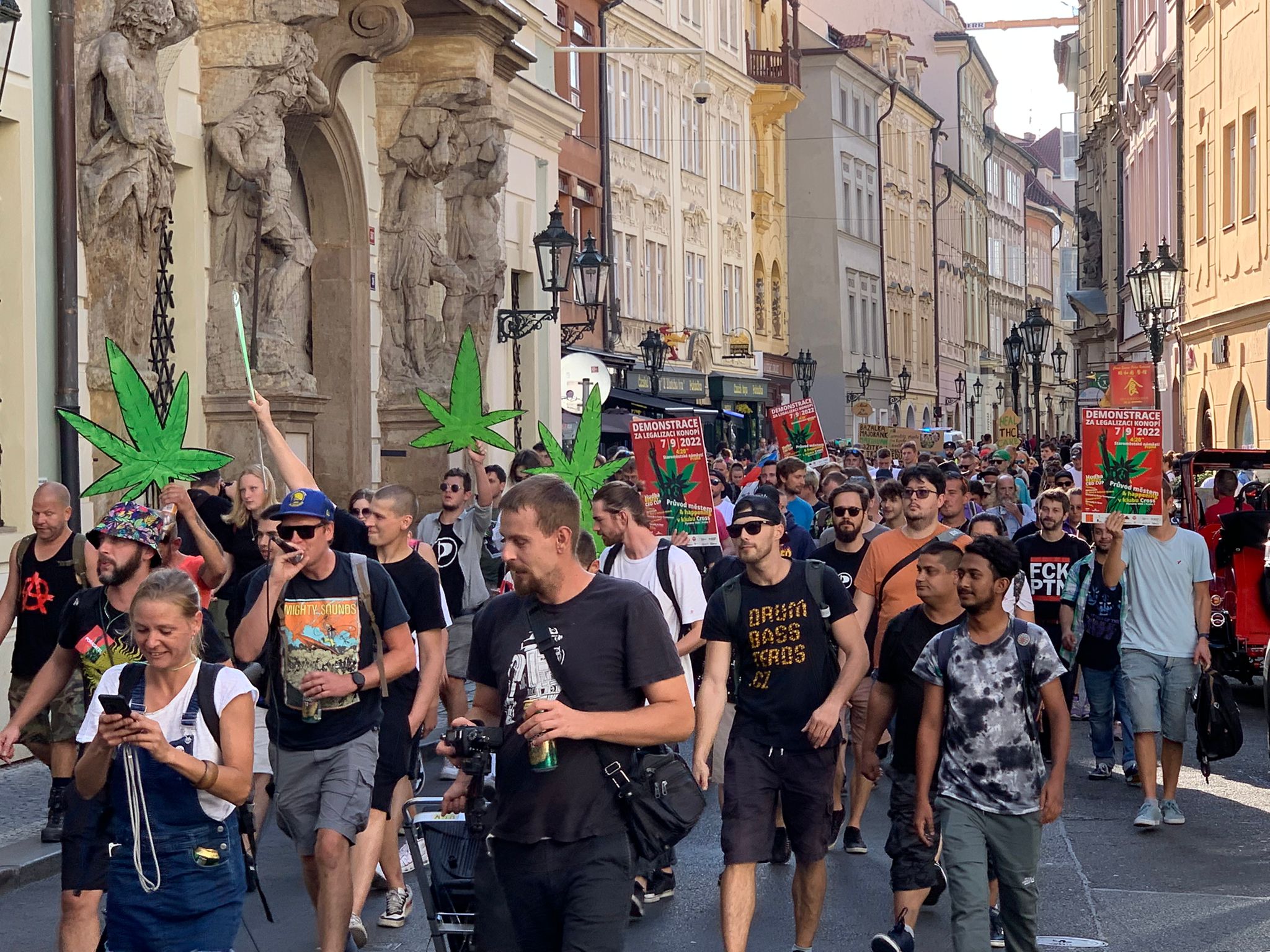 FOTOGALERIE: Prahu zahalil odér konopí. Městem prošel průvod za legalizaci