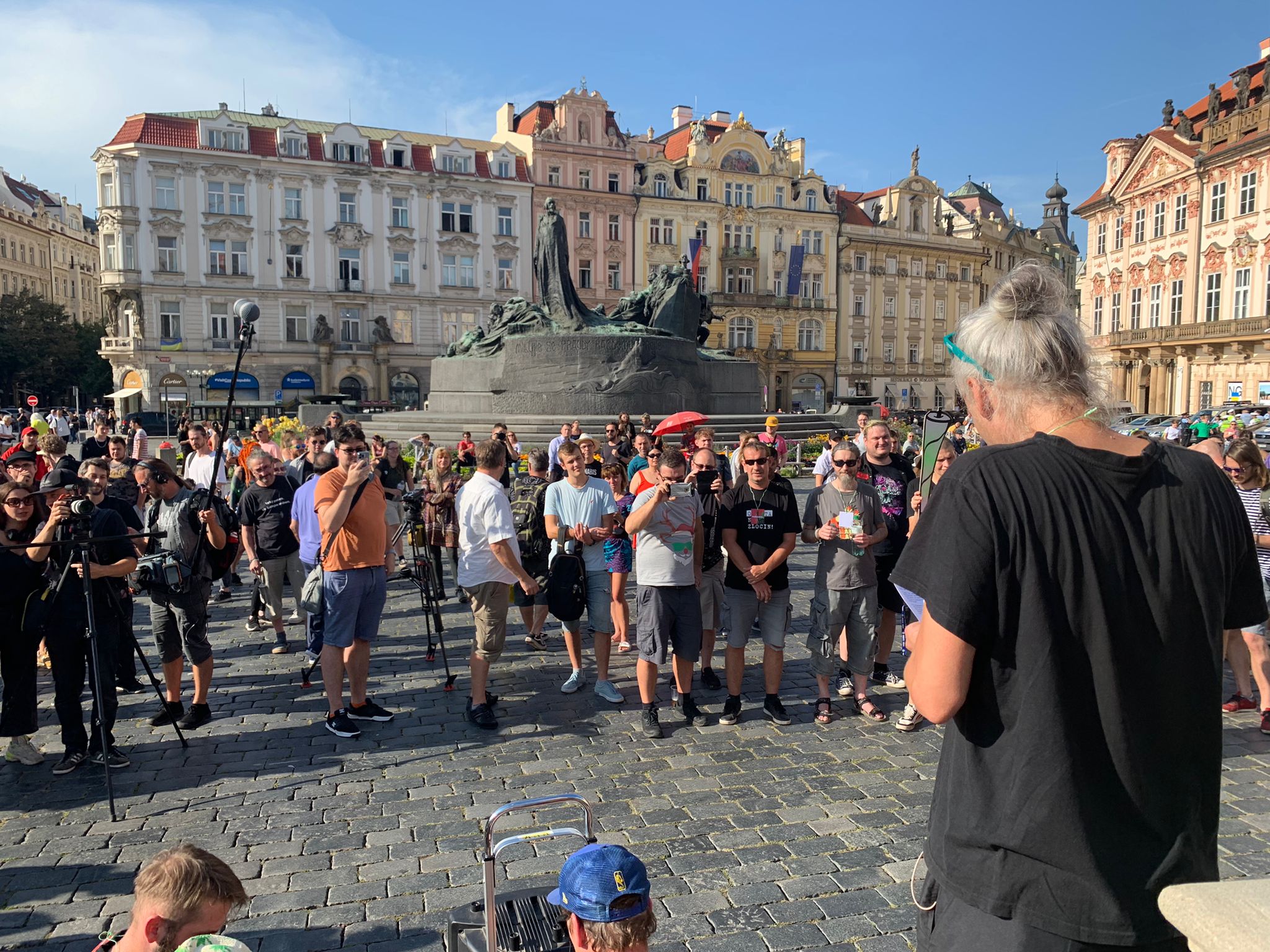 FOTOGALERIE: Prahu zahalil odér konopí. Městem prošel průvod za legalizaci