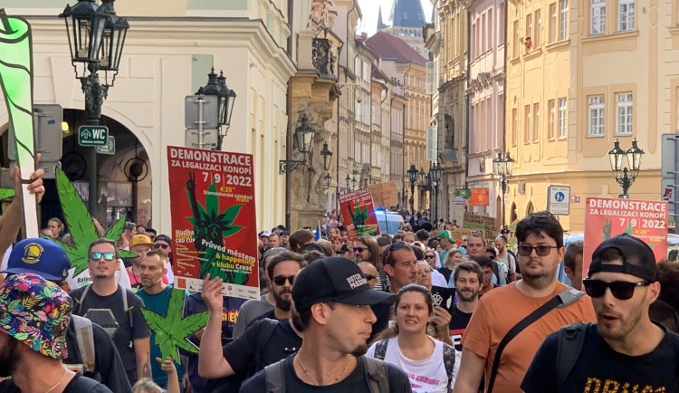 FOTOGALERIE: Prahu zahalil odér konopí. Městem prošel průvod za legalizaci