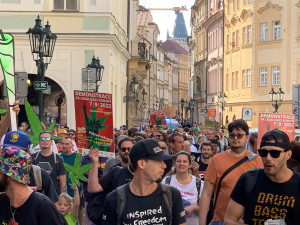 FOTOGALERIE: Prahu zahalil odér konopí. Městem prošel průvod za legalizaci
