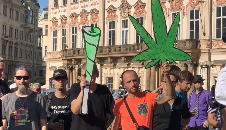 FOTOGALERIE: Prahu zahalil odér konopí. Městem prošel průvod za legalizaci