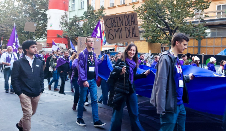 FOTOGALERIE: Stovky lidí se v Praze vydaly na pochod za jednotnou Evropu. Je podle nich cestou z krize