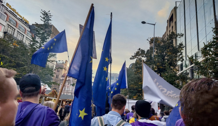 FOTOGALERIE: Stovky lidí se v Praze vydaly na pochod za jednotnou Evropu. Je podle nich cestou z krize