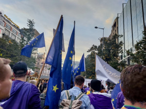 FOTOGALERIE: Stovky lidí se v Praze vydaly na pochod za jednotnou Evropu. Je podle nich cestou z krize