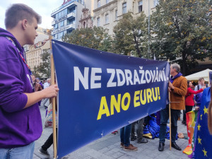 FOTOGALERIE: Stovky lidí se v Praze vydaly na pochod za jednotnou Evropu. Je podle nich cestou z krize