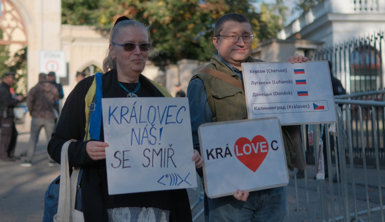 FOTOGALERIE: Lidé demonstrovali před ruskou ambasádou. Chtějí vrátit Kaliningrad Česku