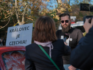 FOTOGALERIE: Lidé demonstrovali před ruskou ambasádou. Chtějí vrátit Kaliningrad Česku