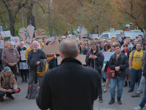 FOTOGALERIE: Lidé demonstrovali před ruskou ambasádou. Chtějí vrátit Kaliningrad Česku
