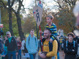 FOTOGALERIE: Lidé demonstrovali před ruskou ambasádou. Chtějí vrátit Kaliningrad Česku