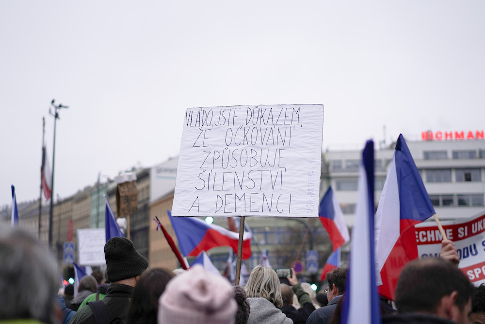 FOTOGALERIE: Pochod demonstrantů k České televizi