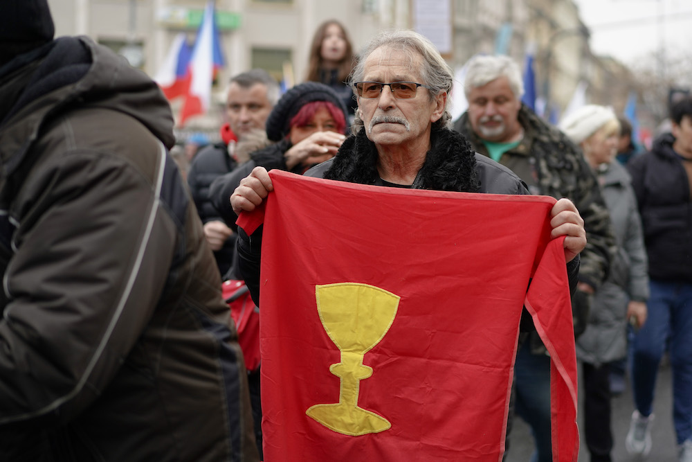 FOTOGALERIE: Pochod demonstrantů k České televizi