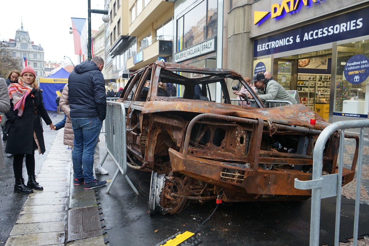 FOTOGALERIE: Davy lidí, déšť a záplava svíček. Podívejte se na Národní