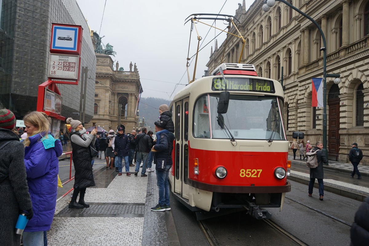 FOTOGALERIE: Davy lidí, déšť a záplava svíček. Podívejte se na Národní