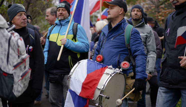 FOTOGALERIE: Pochod demonstrantů k České televizi