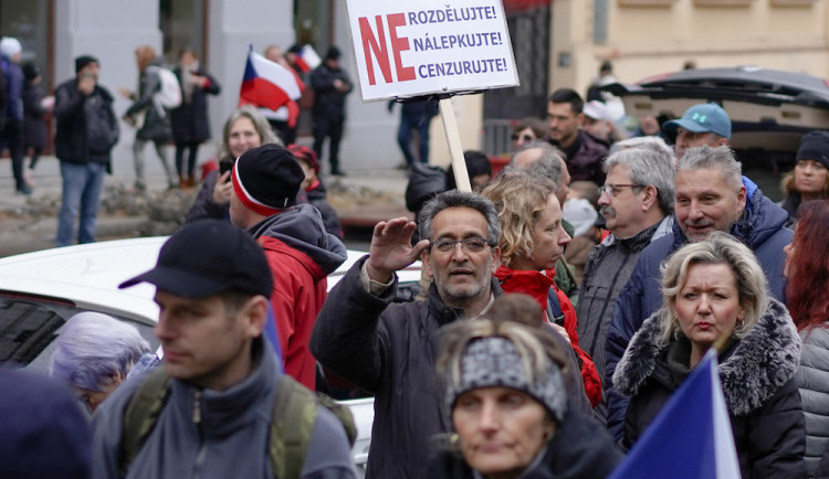 FOTOGALERIE: Pochod demonstrantů k České televizi
