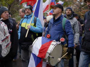 FOTOGALERIE: Pochod demonstrantů k České televizi