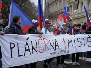 FOTOGALERIE: Pochod demonstrantů k České televizi