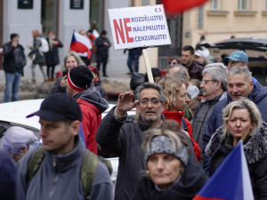 FOTOGALERIE: Pochod demonstrantů k České televizi