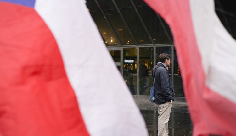 FOTOGALERIE: Pochod demonstrantů k České televizi