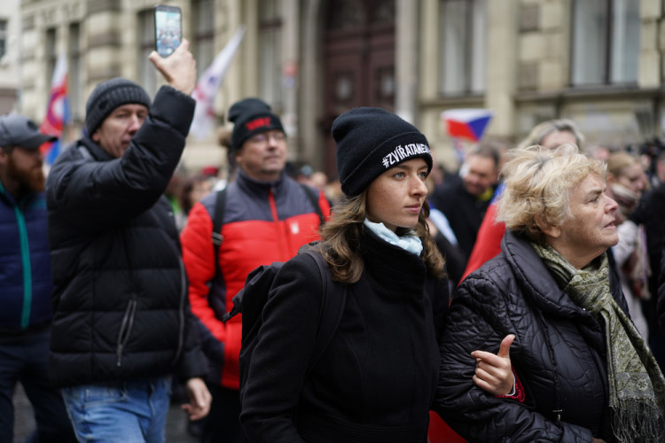 FOTOGALERIE: Pochod demonstrantů k České televizi