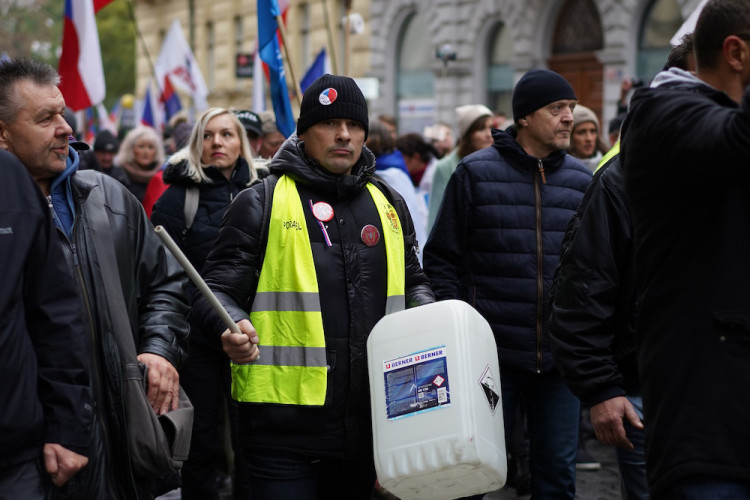 FOTOGALERIE: Pochod demonstrantů k České televizi