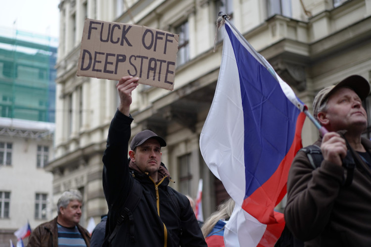 FOTOGALERIE: Pochod demonstrantů k České televizi