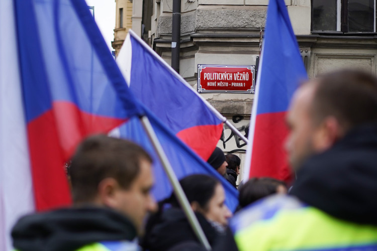 FOTOGALERIE: Pochod demonstrantů k České televizi