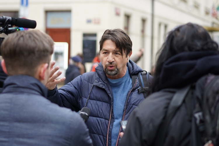 FOTOGALERIE: Pochod demonstrantů k České televizi