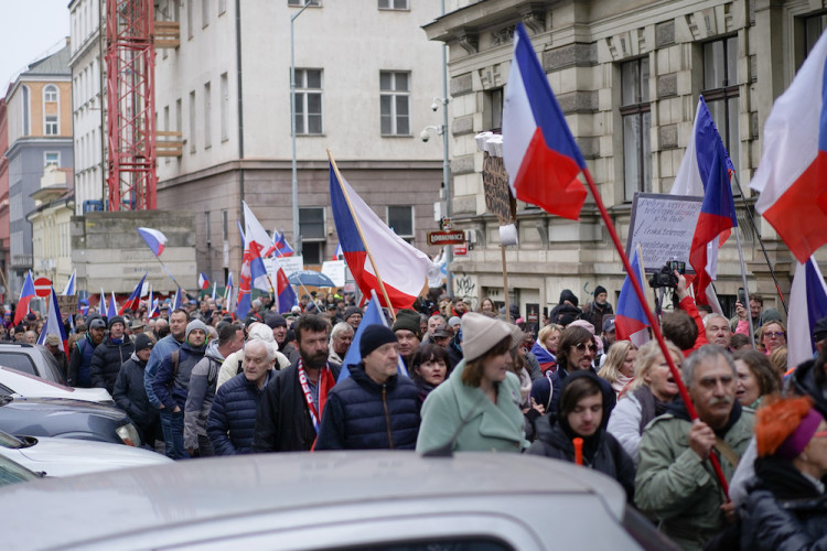 FOTOGALERIE: Pochod demonstrantů k České televizi