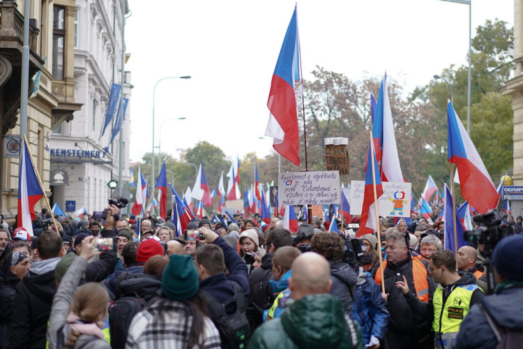 FOTOGALERIE: Pochod demonstrantů k České televizi