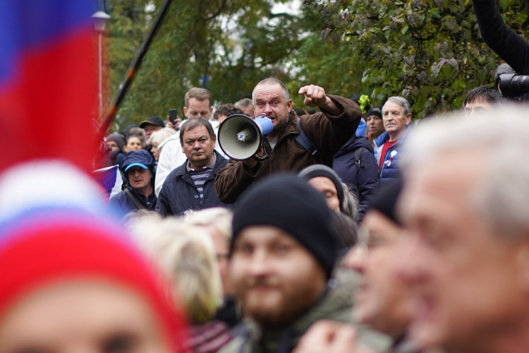 FOTOGALERIE: Pochod demonstrantů k České televizi